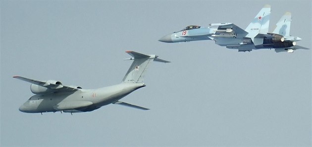 Ruský transportní letoun An-72 a stíhací stroj Su-35S identifikované v záí...