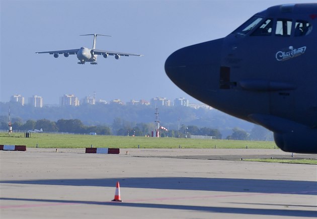Letouny C-5 Super Galaxy a B-52 Stratofortress se oba propracovaly do TOP5 letadel zemí NATO s nejdelším doletem.