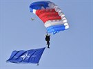 Dny NATO v Ostravě. Seskok výsadkářů s vlajkami