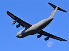 Americk transportn letoun C-5M Super Galaxy na monovskm letiti