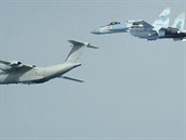 Ruský transportní letoun An-72 a stíhací stroj Su-35S identifikované v září...