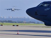 Americký transportní letoun C-5M Super Galaxy na mošnovském letišti