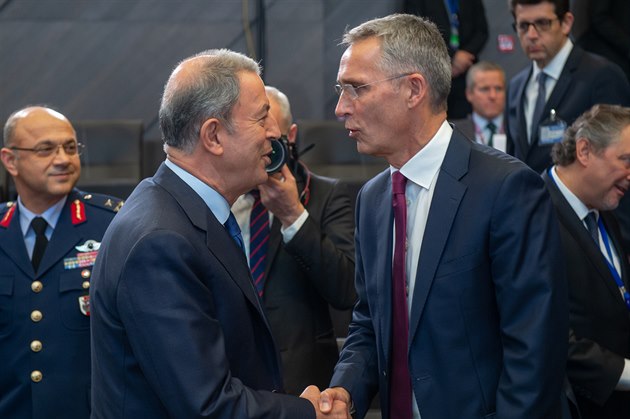 Šéf NATO Jens Stoltenberg a turecký ministr obrany Hulusi Akar