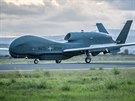 Prvn z pti aliannch bezpilotnch letoun Global Hawk na zkladn Sigonella...