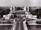 v dubnu 1952 se centrla NATO pesthovala do Pae do Palais de Chaillot...