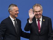 Český prezident Miloš Zeman s šéfem NATO Jensem Stoltenbergem a britským...
