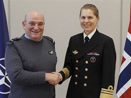 Norsk viceadmirlka Louise Dedichenov a fem Vojenskho vboru NATO Stuartem...
