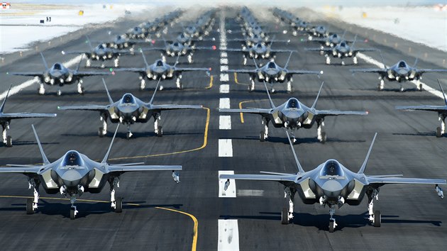 Letouny F-35 amerického letectva na Hillově základně v Utahu