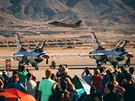 Letoun F-35 americkho letectva a v poped stroje F-16 aerobatickho skupiny...