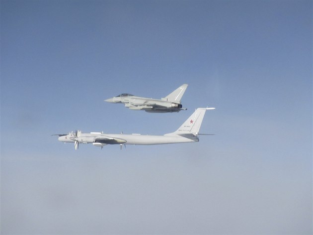 Ruský Tu-142 v doprovodu britské stíhaky Eurofighter
