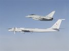 Rusk Tu-142 v doprovodu britsk sthaky Eurofighter