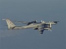 Rusk Tu-142 v doprovodu americkho stroje Raptor u pobe Aljaky