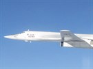 Rusk strategick bombardr Tu-160 na dlkovm letu kolem Evropy