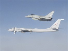 Rusk Tu-142 v doprovodu britsk sthaky Eurofighter