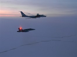 Rusk nmon hldkov a protiponorkov letounTu-142 v doprovodu kanadsk...