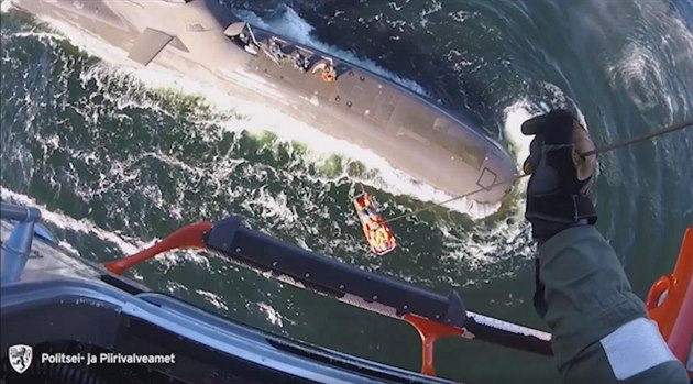 Posádka estonského vrtulníku zachránila námořníka z ponorky U-33