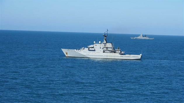 Britské hlídkové plavidlo HMS Tyne sleduje ruskou korvetu tídy Streguij