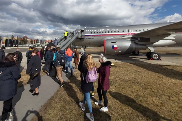 Studijní exkurze Poznej NATO na základn AR Kbely (4.3.2020). Studenti u...