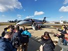 Studijní exkurze Poznej NATO na základně AČR Kbely (4.3.2020). Studenti u letounu Canadair CL-601.