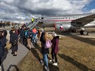 Studijn exkurze Poznej NATO na zkladn AR Kbely (4.3.2020). Studenti u letounu Airbus A-319 CJ.