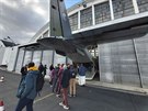 Studijní exkurze Poznej NATO na základně AČR Kbely (4.3.2020). Studenti u letounu ​Casa C-295 M.