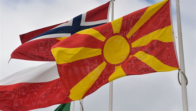 Vlajka Severní Makedonie ped centrálou NATO v Bruselu
