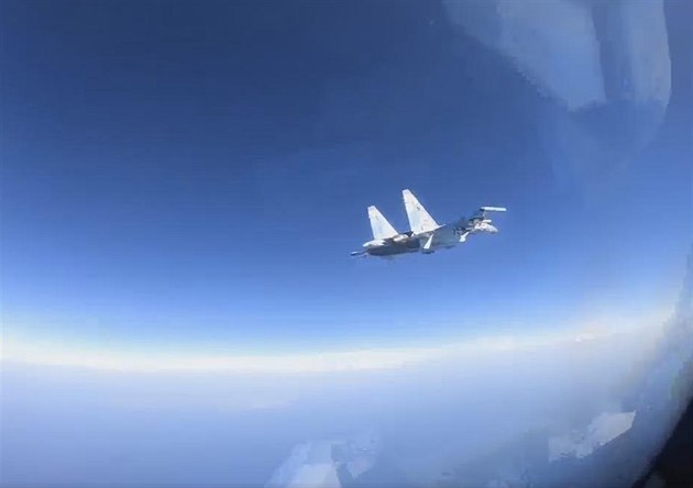 Ruská stíhačka Su-35 prolétá těsně před americkým hlídkovým strojem Poseidon...