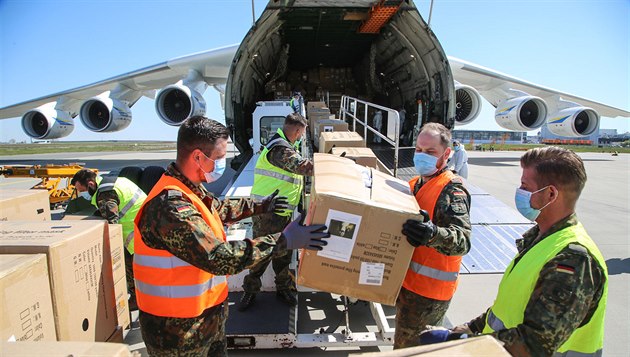 Obří An-225 Mrija v německém Lipsku se zásilkou ochranných masek z Číny