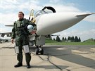Jeden z prvnch dvou eskch pilot Petr Mikulenka po peletu prvnch gripen...