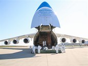Ob An-225 Mrija v nmeckm Lipsku se zsilkou ochrannch masek z ny
