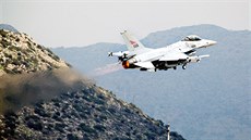 Letoun F-16 norského letectva startuje k misi nad Libyí