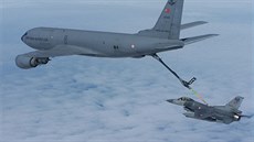 Turecká stíhačka F-16 doplňuje palivo za letu z tankeru KC-135
