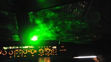 Snímek oslnní pilota bhem vdeckého testování laserových útok na ruzyském