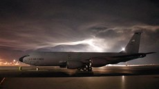 Americký letoun pro doplování paliva za letu KC-135 Stratotanker na základn
