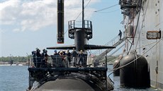 Nakládání střely Tomahawk do ponorky na Guamu, prosinec 2012