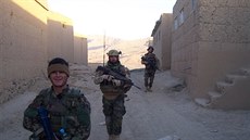 Afghánští a čeští vojáci při patrole ve Vardaku