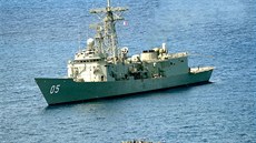 Australská válečná loď Melbourne připlouvá k člunům somálských pirátů