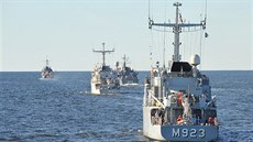 Společné cvičení flotily NATO s ruským námořnictvem  
