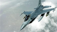 Americký stroj F-16C během operace Deny Flight nad Bosnou