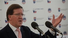 Lord Robertson hovoí na konferenci k patnáctému výroí vstupu eska do NATO