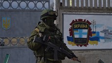 Ozbrojenec bez označení před základnou ukrajinských sil na Krymu