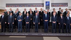 Ministři zahraničí NATO na dubnové schůzce v Bruselu. Česko zastupuje Lubomír...