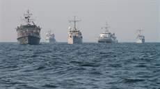 Formace válených lodí NATO vyplouvá do Baltského moe.