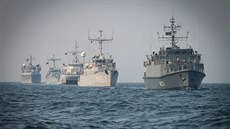 Formace válečných lodí NATO vyplouvá do Baltského moře. V čele estonská...