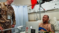 Zraněný australský voják v péči českých lékařů v Kábulu