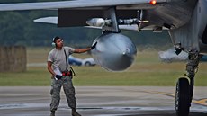 Příprava letounu F-15 amerických vzdušných sil ze základny Lakenheath na...