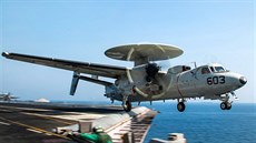 Americký przkumný letoun vasné výstrahy E-2C Hawkeye startuje z letadlové...