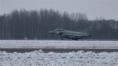 Letoun Eurofigher italských vzdušných sil přistává v litevském Šiauliai