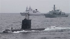 Švédská ponorka HSWMS GOTLAND, britská fregata HMS PORTLAND (F79) a nizozemská...