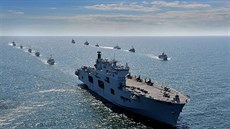 Britská vrtulníková loď HMS Ocean vede flotilu plavidel NATO na úvod cvičení...